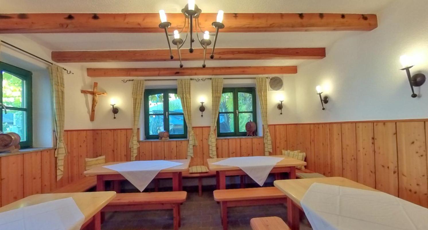 Hotel-Restaurant-Vinothek Felix Sommer Auersthal エクステリア 写真