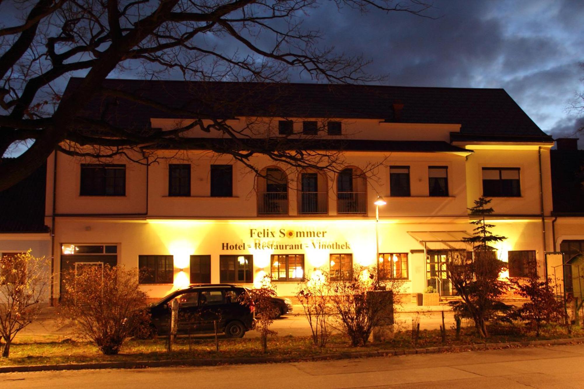 Hotel-Restaurant-Vinothek Felix Sommer Auersthal エクステリア 写真