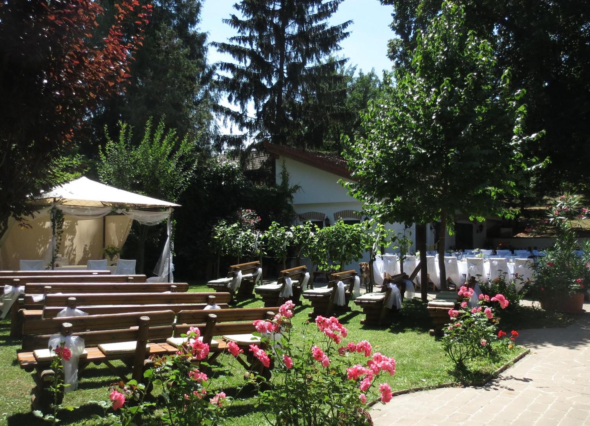 Hotel-Restaurant-Vinothek Felix Sommer Auersthal エクステリア 写真