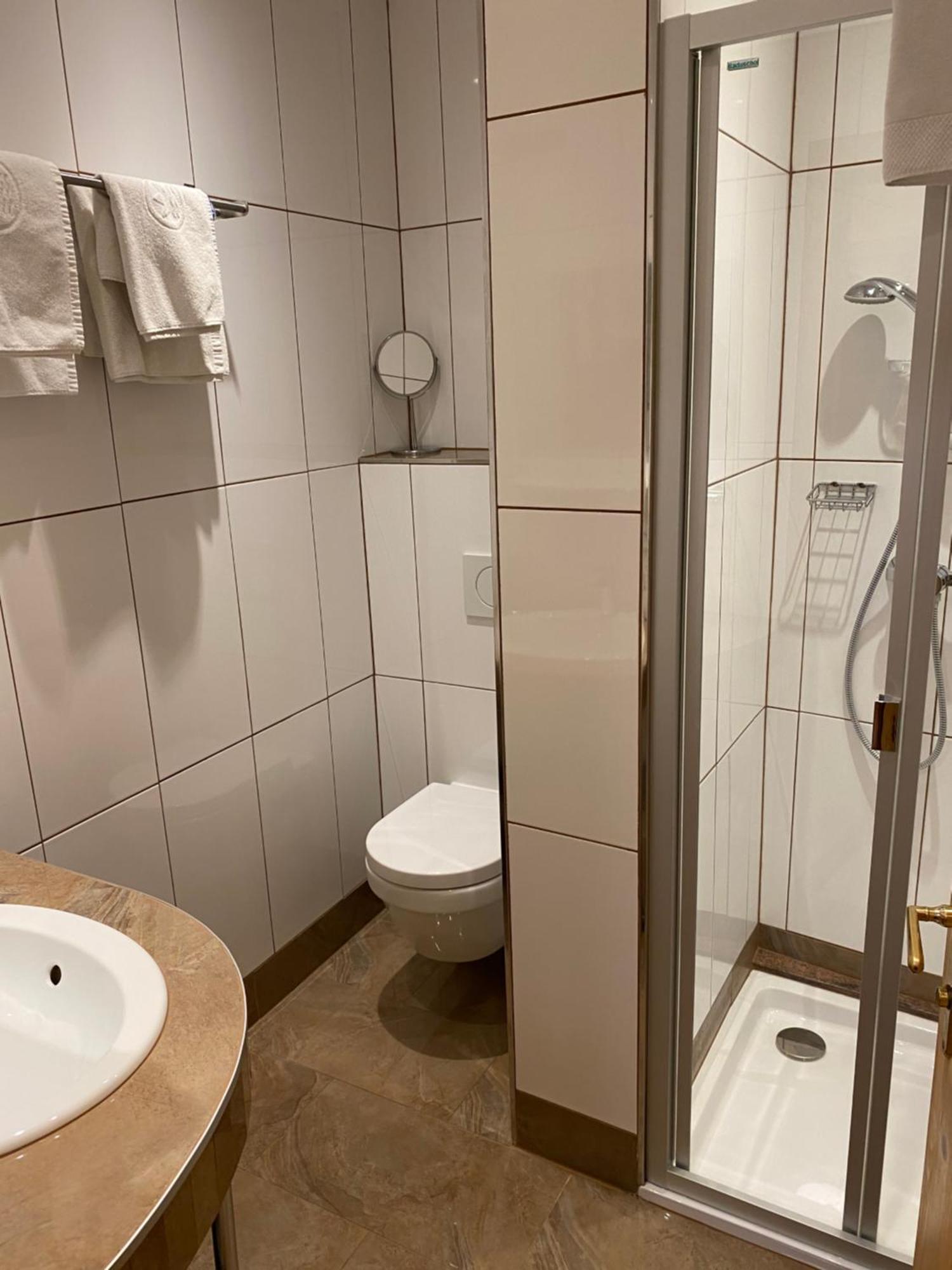 Hotel-Restaurant-Vinothek Felix Sommer Auersthal エクステリア 写真