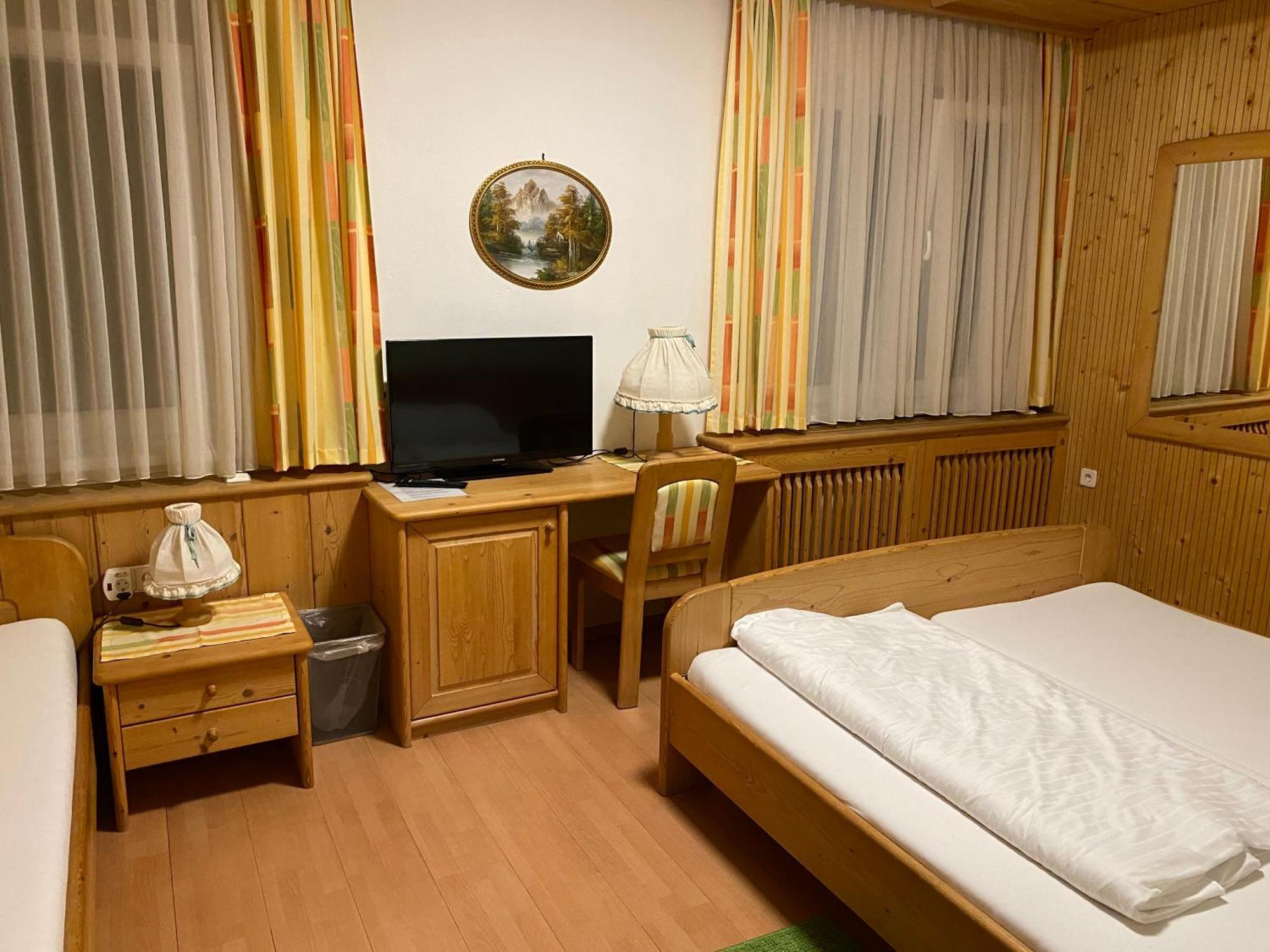 Hotel-Restaurant-Vinothek Felix Sommer Auersthal エクステリア 写真