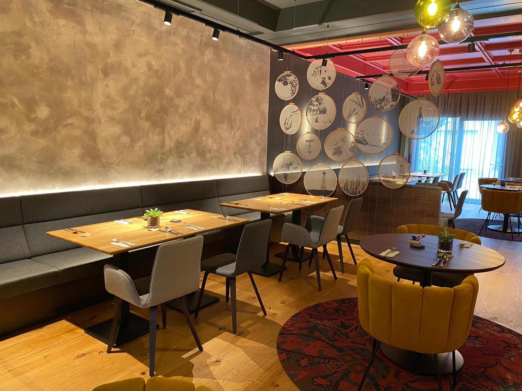 Hotel-Restaurant-Vinothek Felix Sommer Auersthal エクステリア 写真