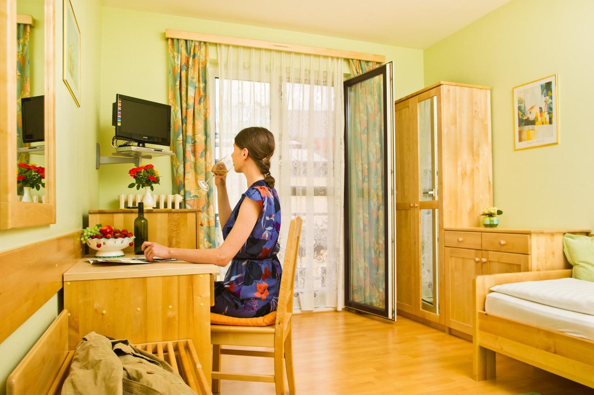 Hotel-Restaurant-Vinothek Felix Sommer Auersthal エクステリア 写真