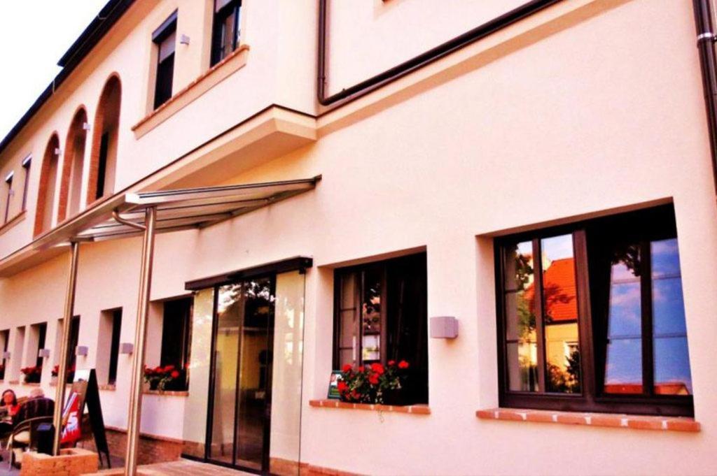 Hotel-Restaurant-Vinothek Felix Sommer Auersthal エクステリア 写真